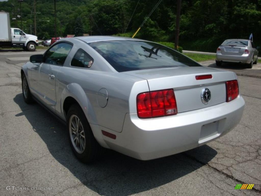 2005 Mustang V6 Deluxe Coupe - Satin Silver Metallic / Light Graphite photo #4