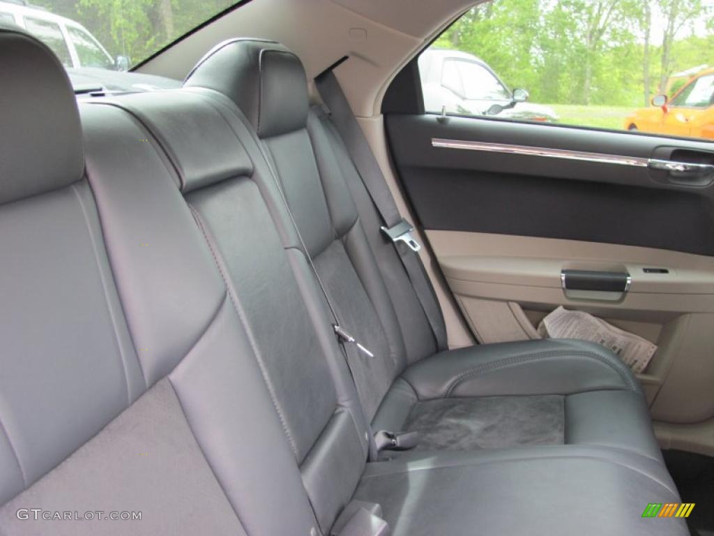 2007 300 C SRT8 - Inferno Red Crystal Pearlcoat / Dark Slate Gray/Light Graystone photo #19
