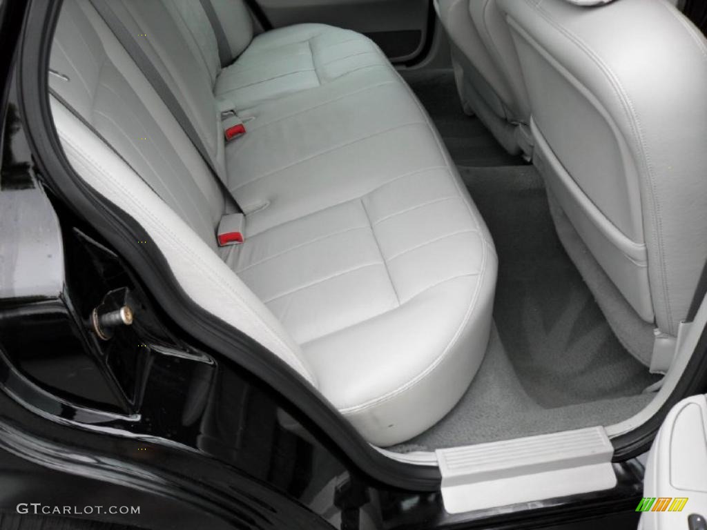 2005 Grand Marquis LS - Black Clearcoat / Light Flint photo #17