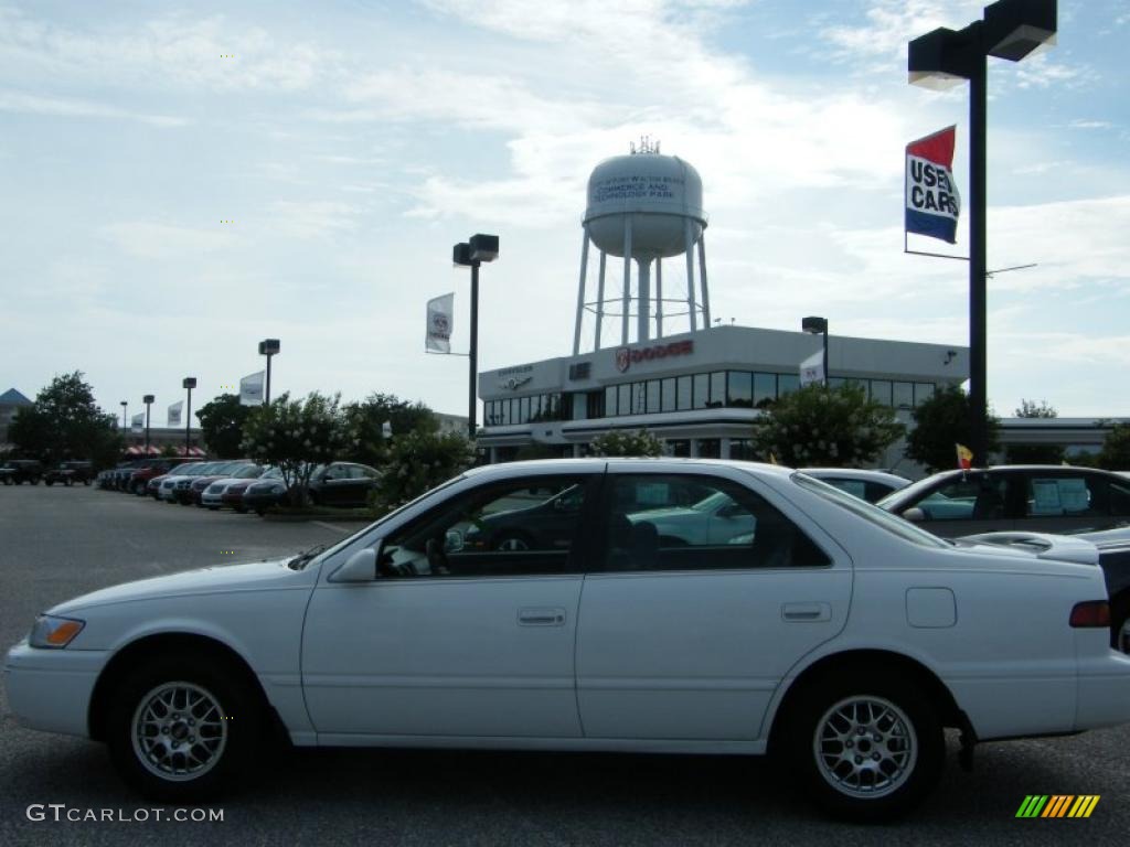 1998 Camry LE - Super White / Gray photo #2