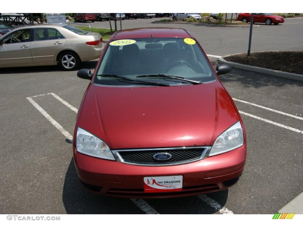 2005 Focus ZX4 SE Sedan - Sangria Red Metallic / Dark Flint/Light Flint photo #2