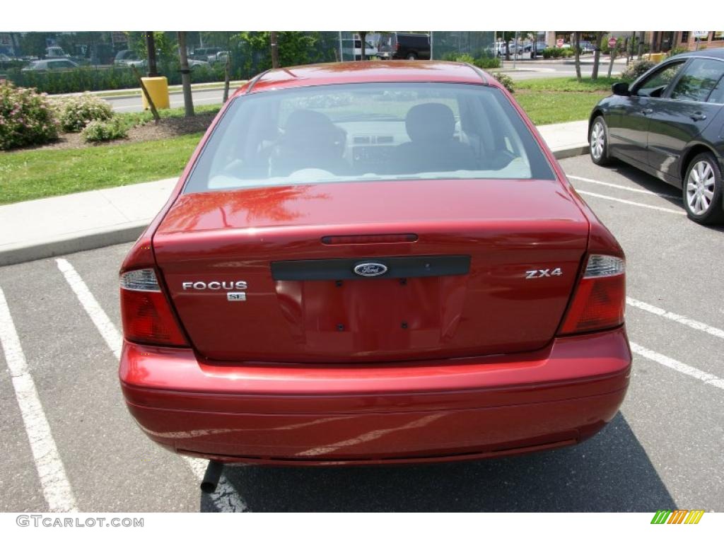 2005 Focus ZX4 SE Sedan - Sangria Red Metallic / Dark Flint/Light Flint photo #5
