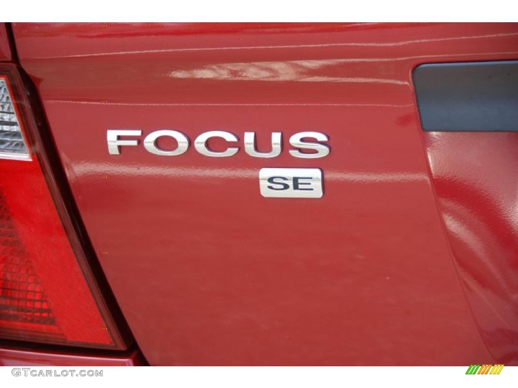 2005 Focus ZX4 SE Sedan - Sangria Red Metallic / Dark Flint/Light Flint photo #6