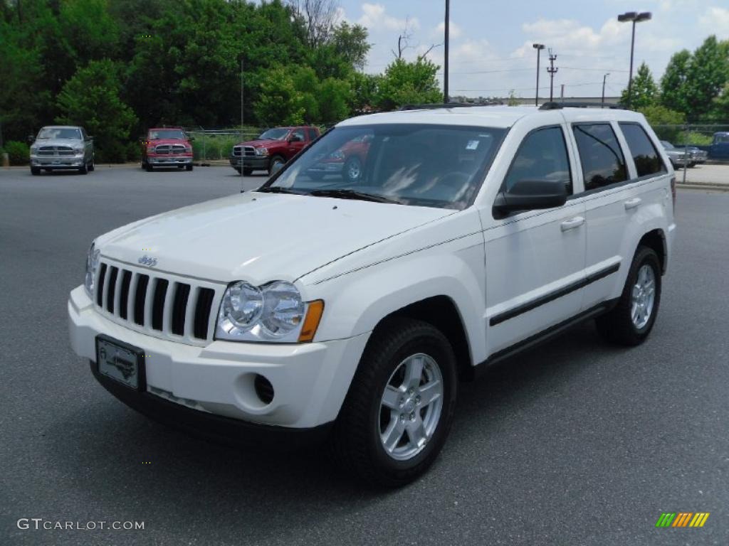 2007 Grand Cherokee Laredo 4x4 - Stone White / Medium Slate Gray photo #1