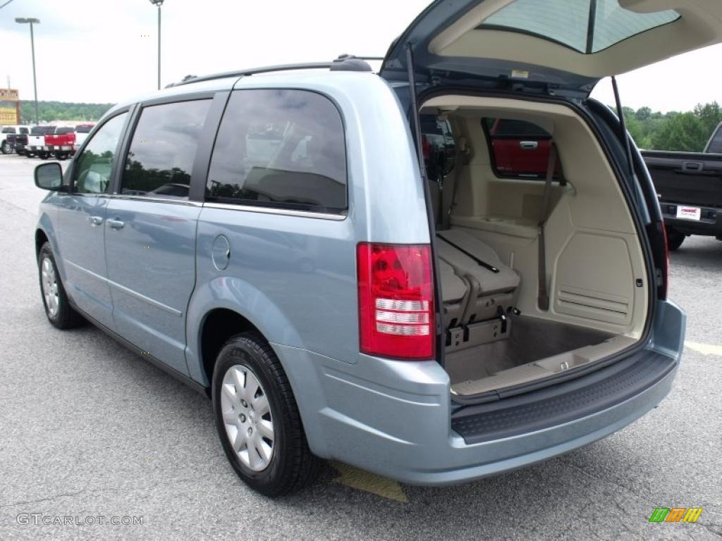 2010 Town & Country LX - Clearwater Blue Pearl / Medium Pebble Beige/Cream photo #14