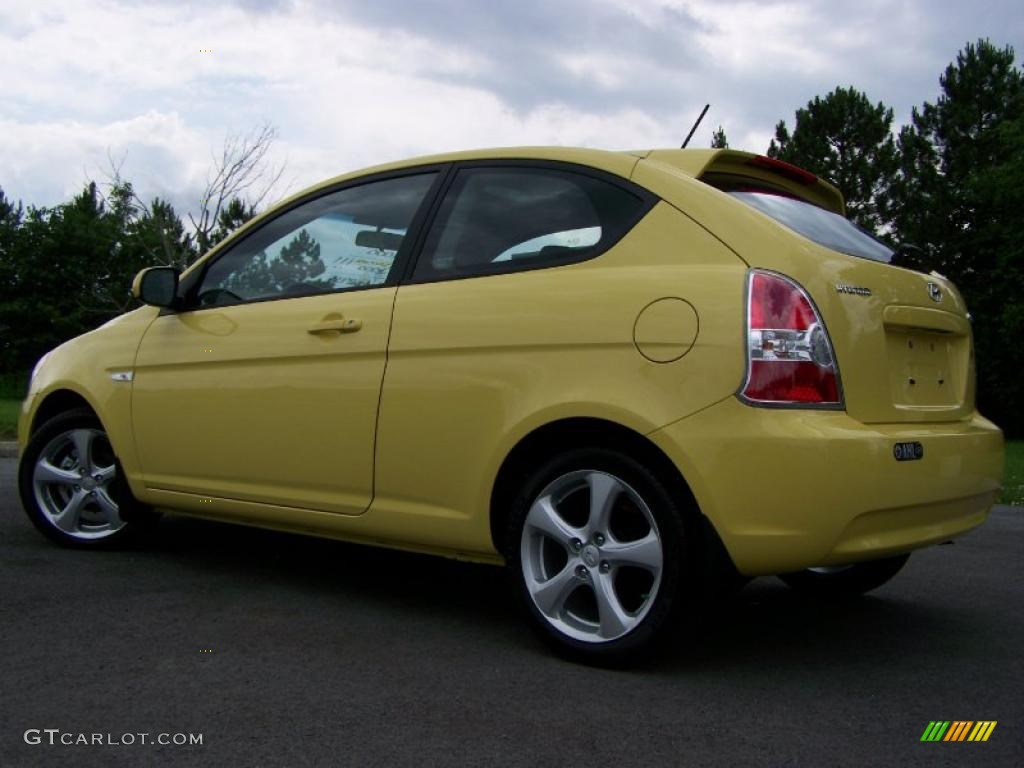 2010 Mellow Yellow Hyundai Accent SE 3 