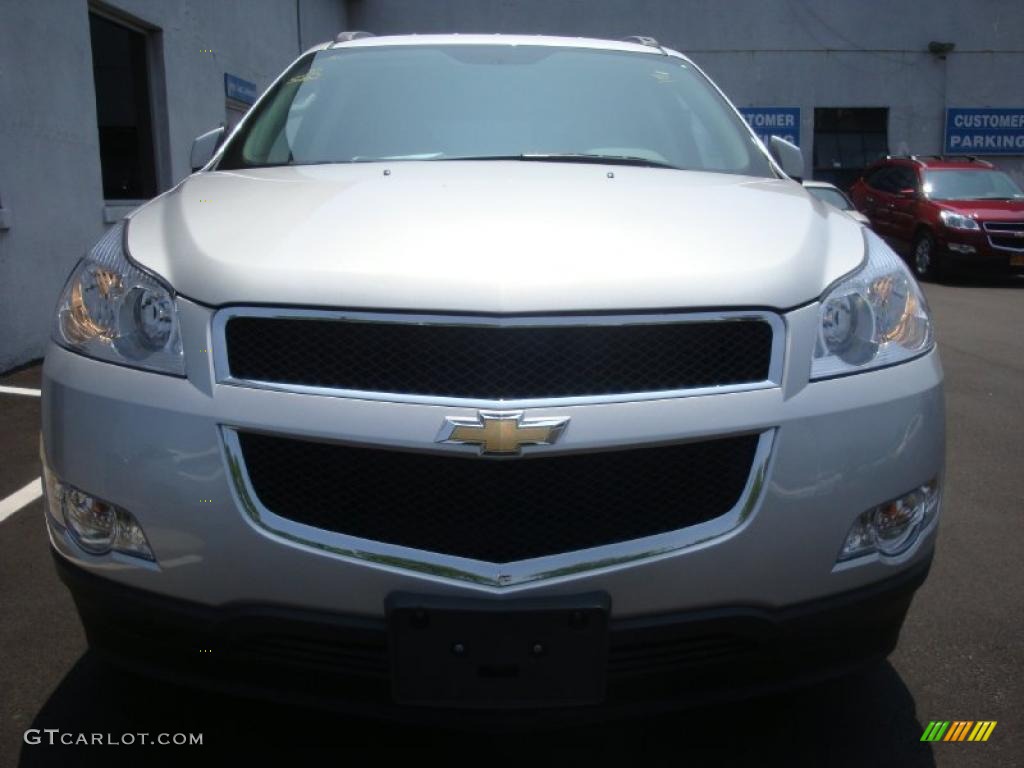 2010 Traverse LT AWD - Silver Ice Metallic / Dark Gray/Light Gray photo #2