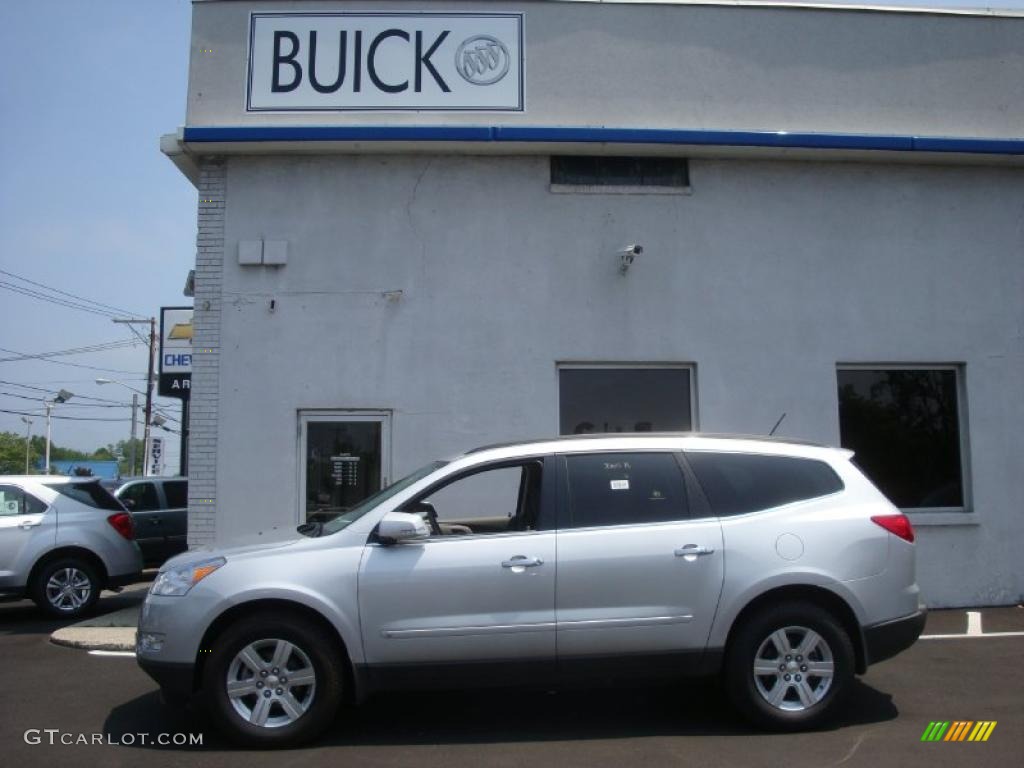 2010 Traverse LT AWD - Silver Ice Metallic / Dark Gray/Light Gray photo #3