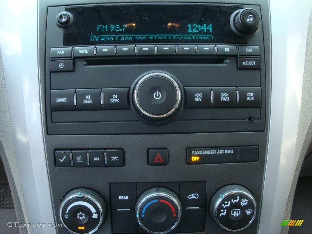 2010 Traverse LT AWD - Silver Ice Metallic / Dark Gray/Light Gray photo #14