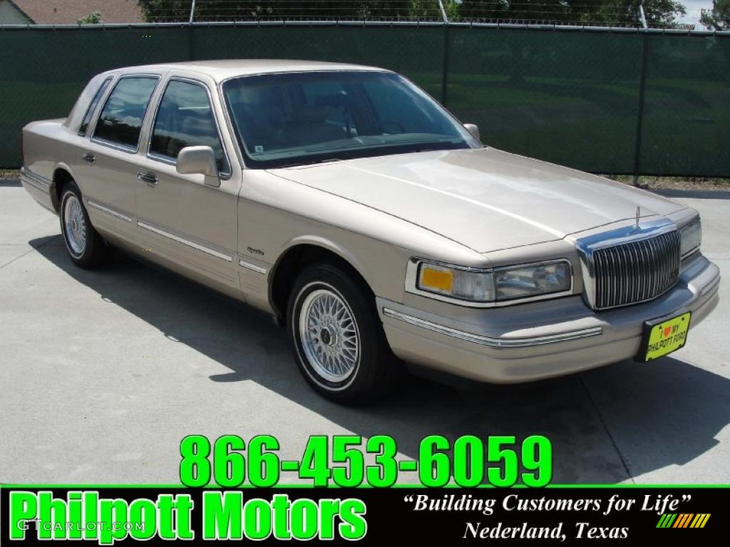 1997 Town Car Signature - Light Prairie Tan Metallic / Beige photo #1