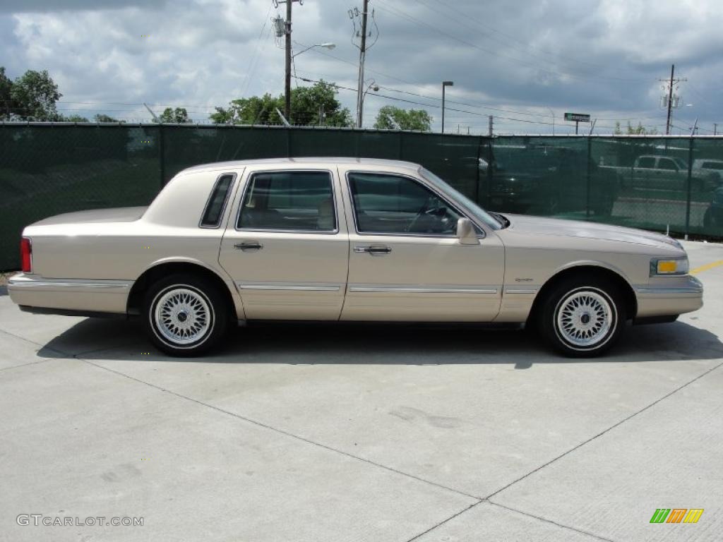 1997 Town Car Signature - Light Prairie Tan Metallic / Beige photo #2