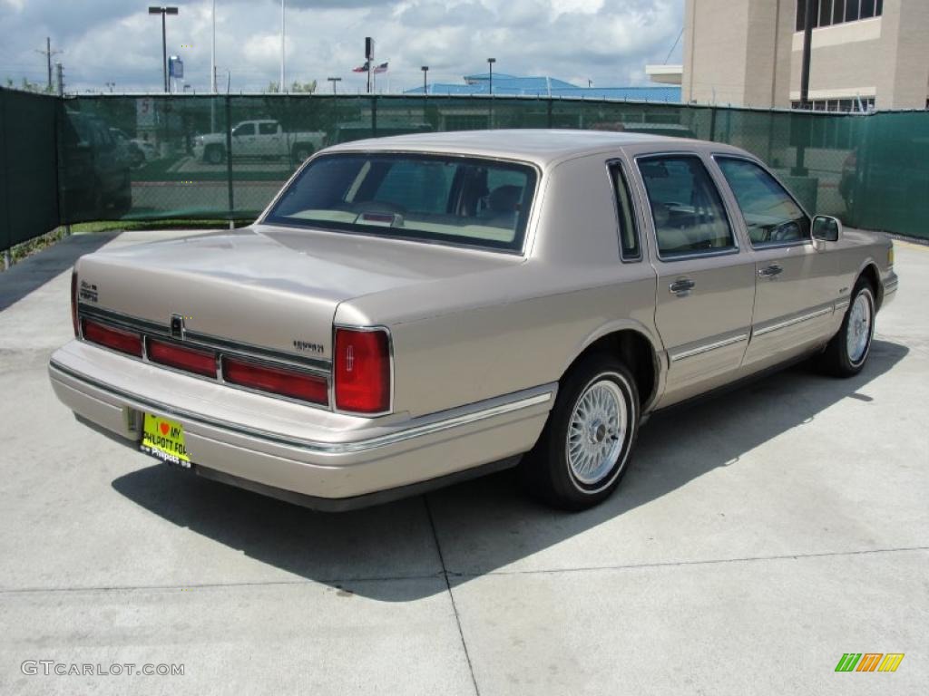 1997 Town Car Signature - Light Prairie Tan Metallic / Beige photo #3