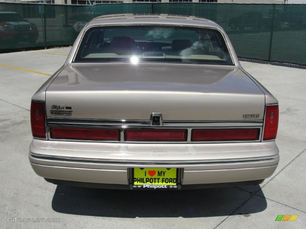 1997 Town Car Signature - Light Prairie Tan Metallic / Beige photo #4