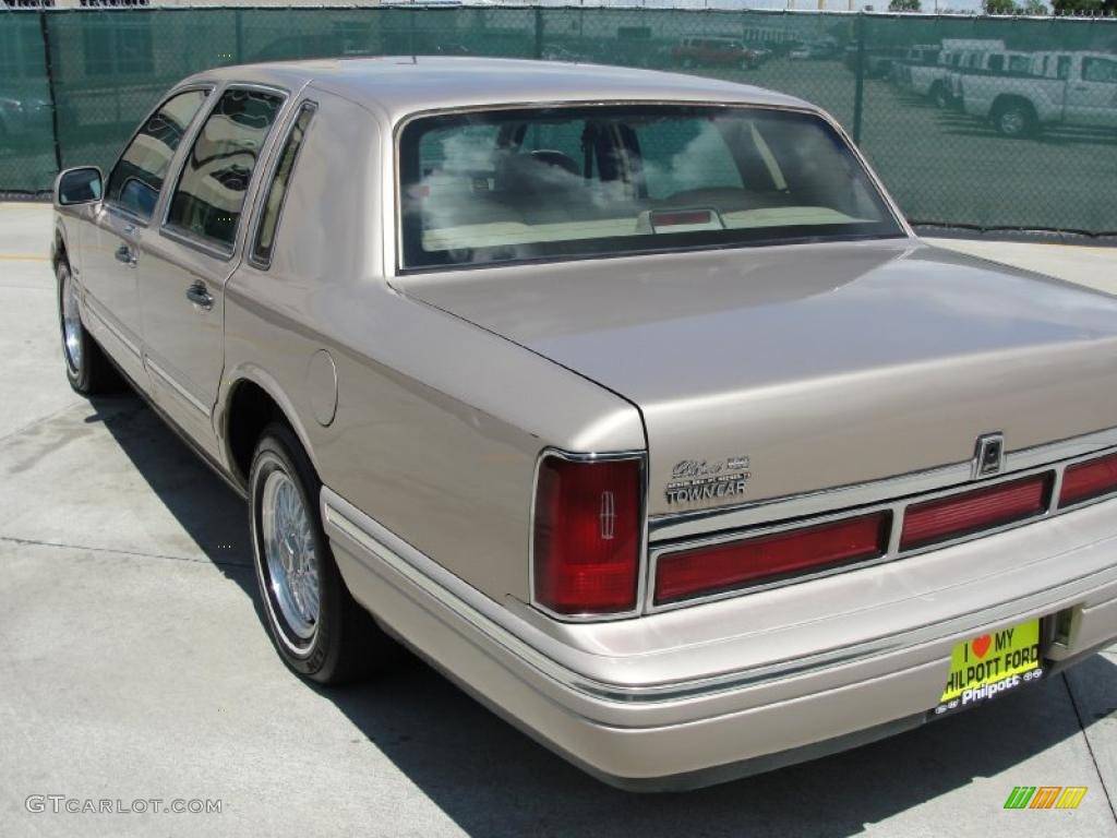 1997 Town Car Signature - Light Prairie Tan Metallic / Beige photo #5