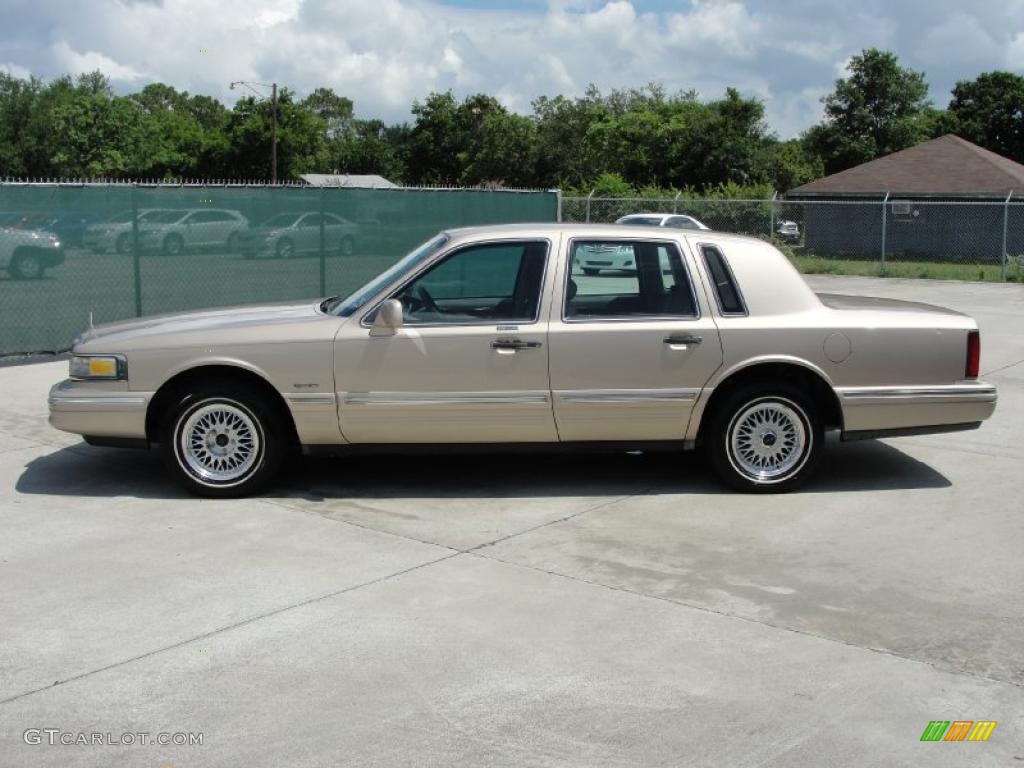 1997 Town Car Signature - Light Prairie Tan Metallic / Beige photo #6