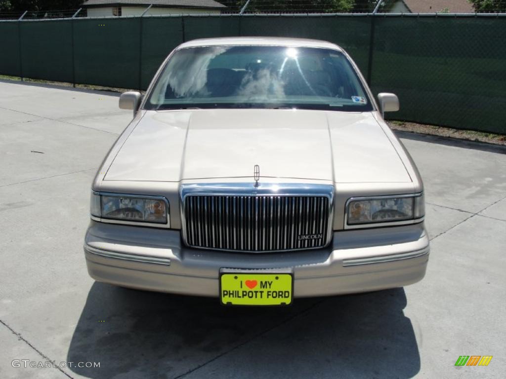 1997 Town Car Signature - Light Prairie Tan Metallic / Beige photo #8