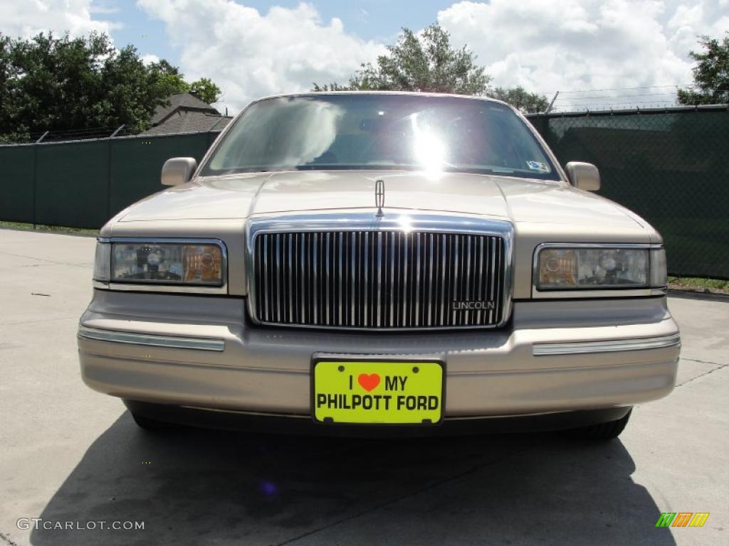 1997 Town Car Signature - Light Prairie Tan Metallic / Beige photo #9