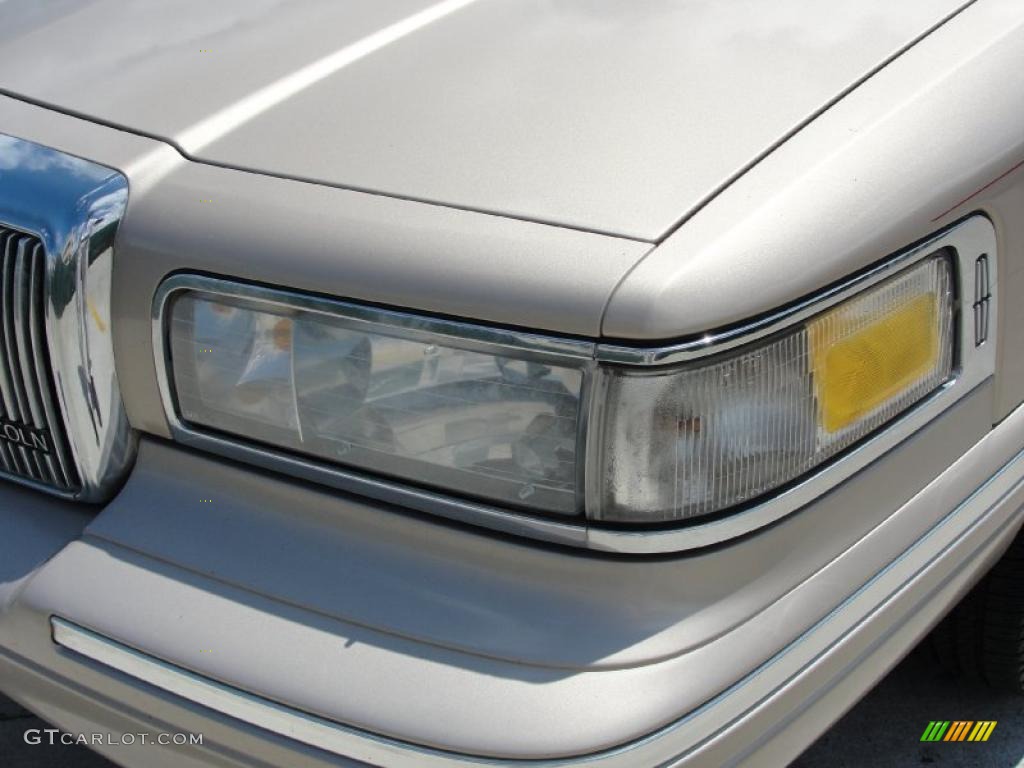 1997 Town Car Signature - Light Prairie Tan Metallic / Beige photo #10