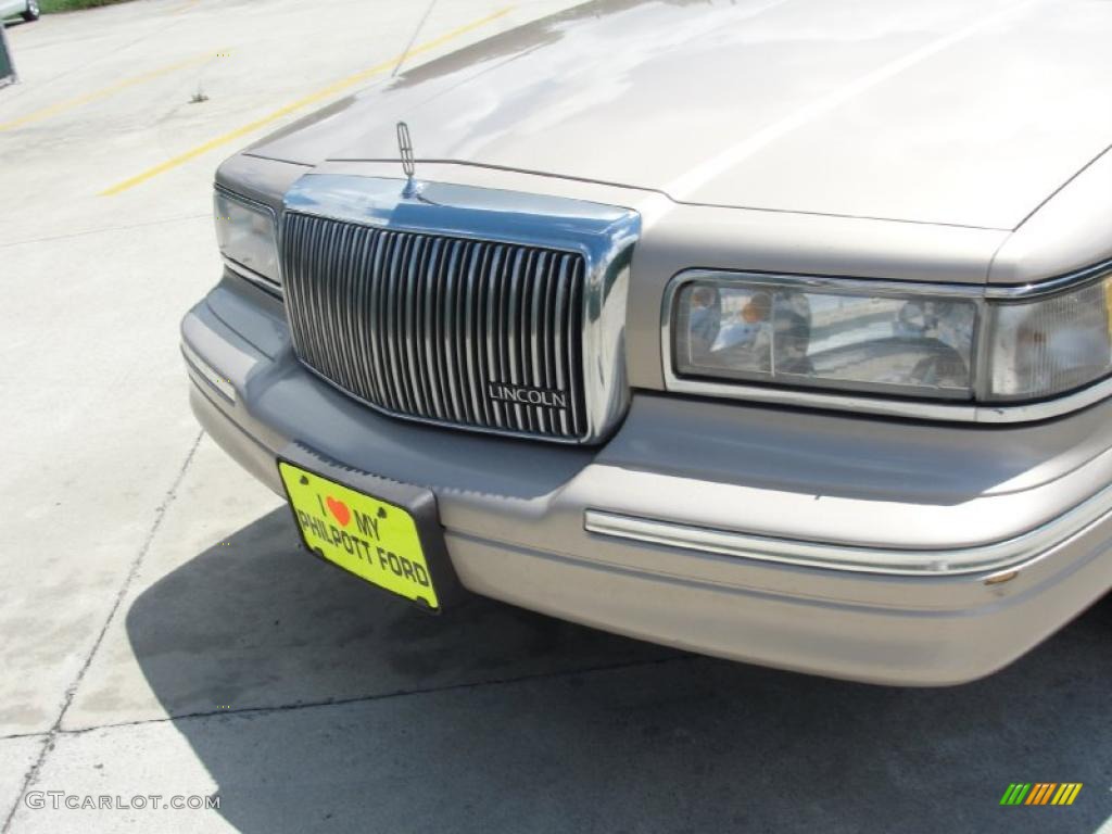 1997 Town Car Signature - Light Prairie Tan Metallic / Beige photo #11