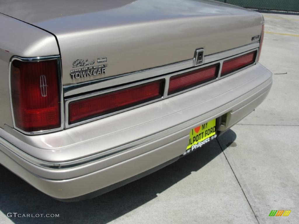 1997 Town Car Signature - Light Prairie Tan Metallic / Beige photo #19