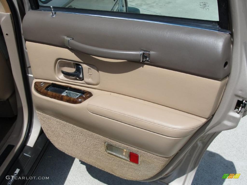 1997 Town Car Signature - Light Prairie Tan Metallic / Beige photo #24