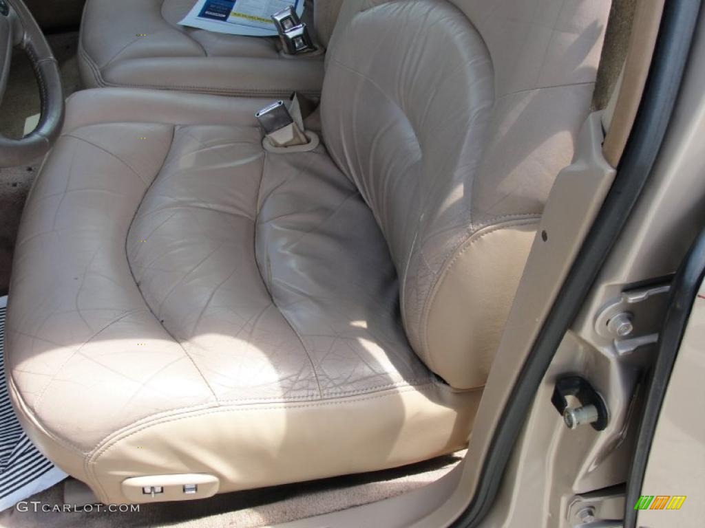 1997 Town Car Signature - Light Prairie Tan Metallic / Beige photo #31