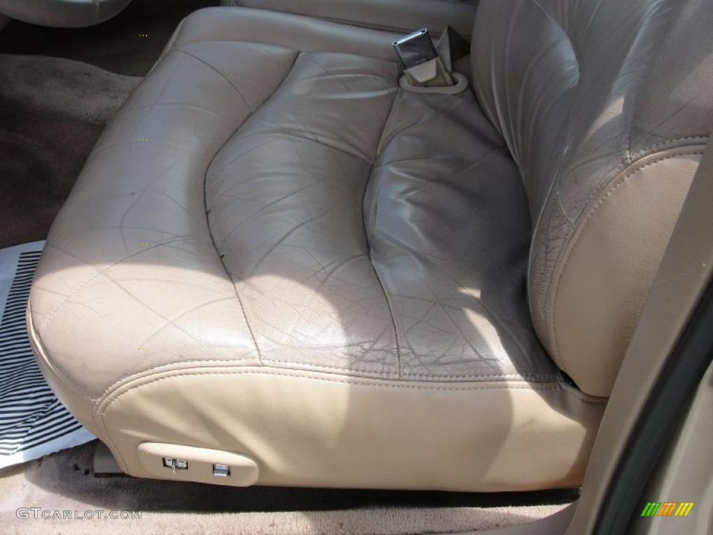 1997 Town Car Signature - Light Prairie Tan Metallic / Beige photo #32