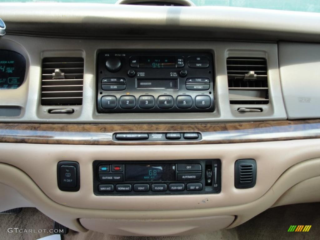 1997 Town Car Signature - Light Prairie Tan Metallic / Beige photo #34
