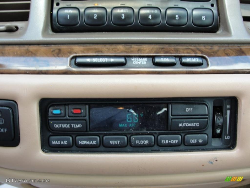1997 Town Car Signature - Light Prairie Tan Metallic / Beige photo #36