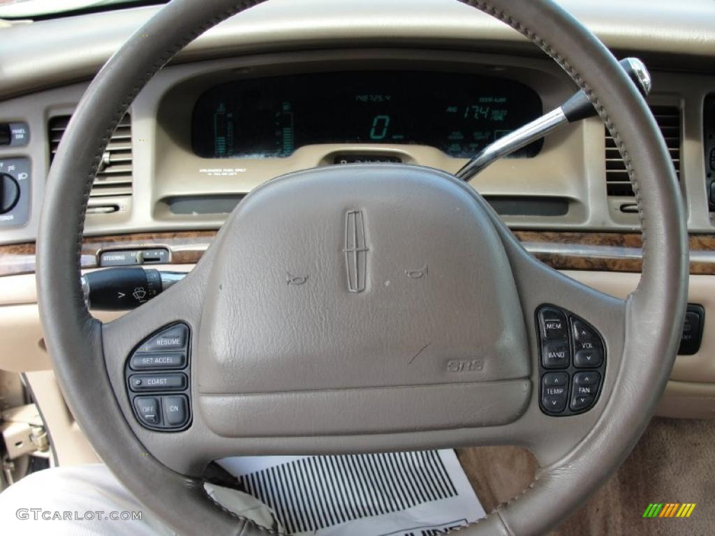1997 Town Car Signature - Light Prairie Tan Metallic / Beige photo #37