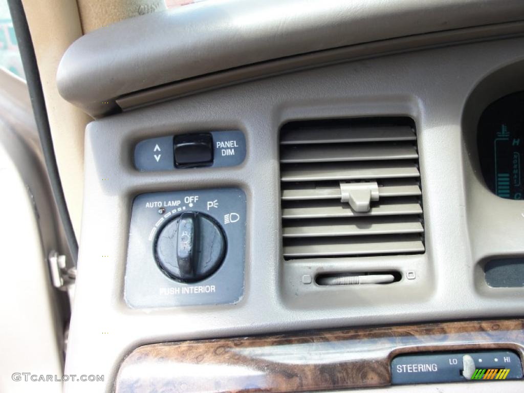 1997 Town Car Signature - Light Prairie Tan Metallic / Beige photo #40