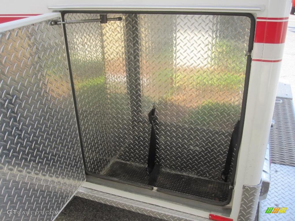 1997 E Series Cutaway E350 Ambulance - Oxford White / Medium Graphite photo #19