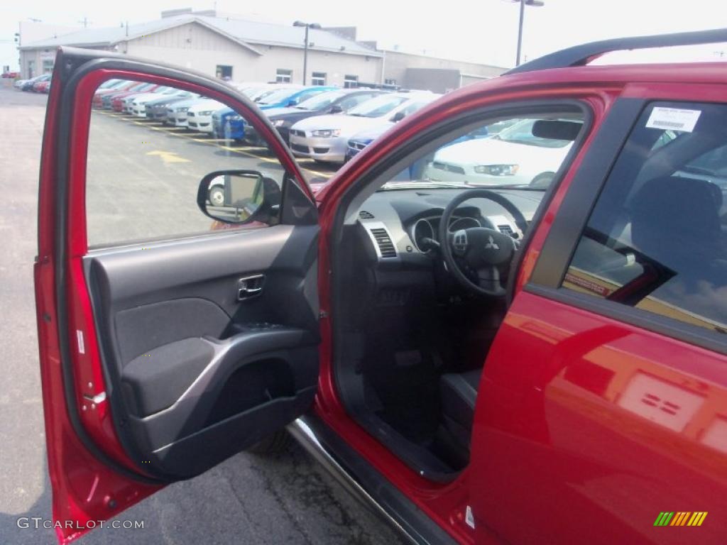 2010 Outlander SE 4WD - Rally Red Metallic / Black photo #16