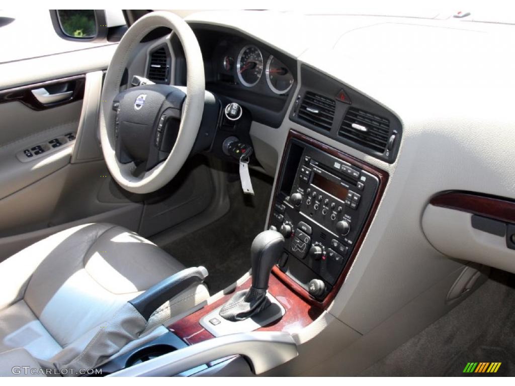 2007 XC70 AWD Cross Country - Silver Metallic / Taupe photo #13