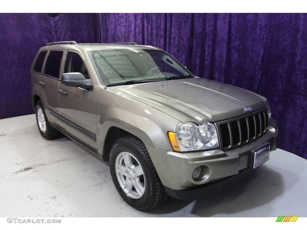 2006 Grand Cherokee Laredo - Light Khaki Metallic / Khaki photo #1