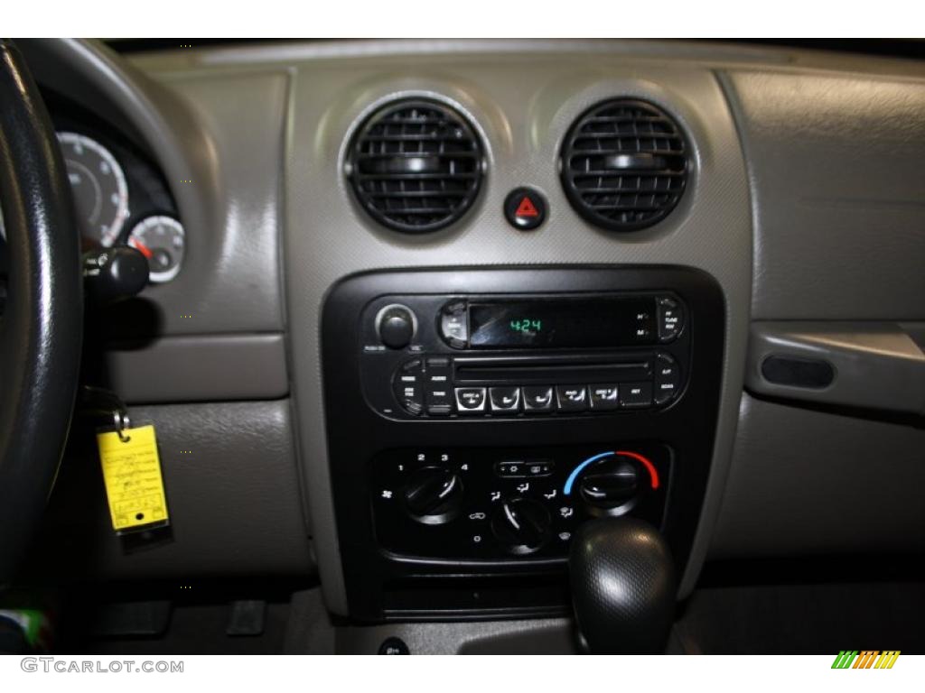 2006 Liberty Sport 4x4 - Light Khaki Metallic / Khaki photo #12