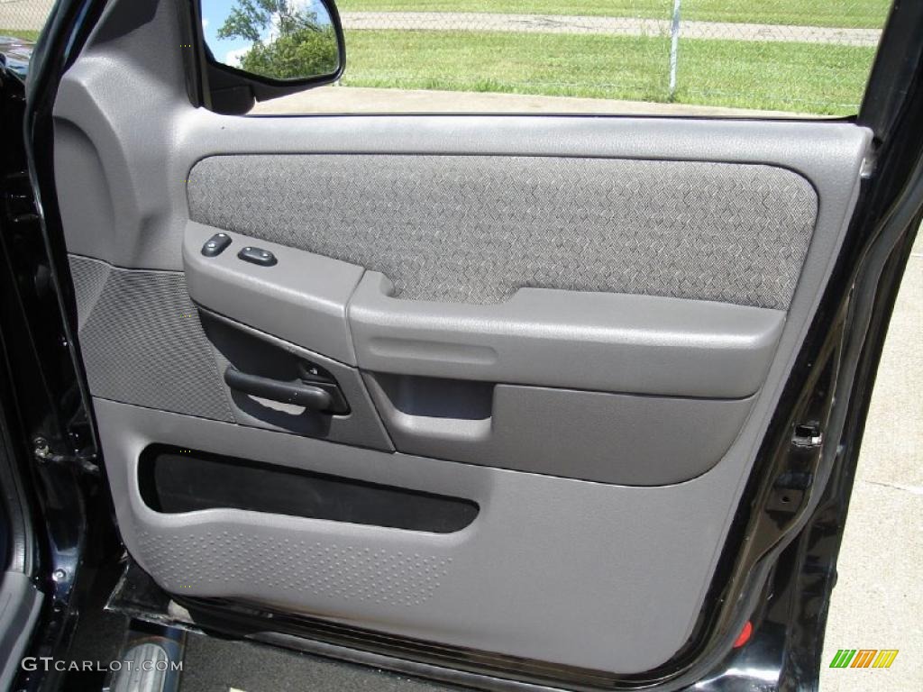 2002 Explorer XLS 4x4 - Black Clearcoat / Graphite photo #16