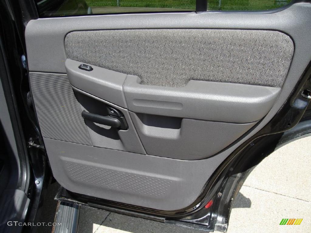 2002 Explorer XLS 4x4 - Black Clearcoat / Graphite photo #17