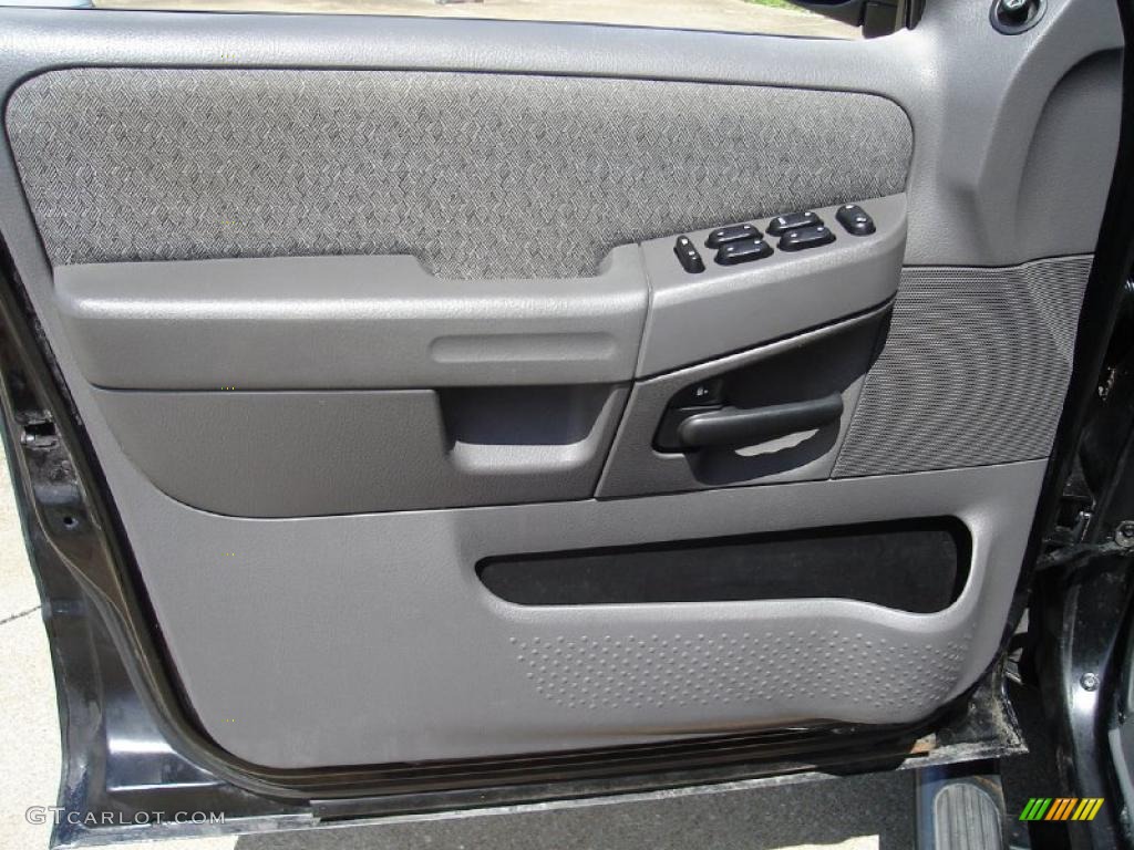 2002 Explorer XLS 4x4 - Black Clearcoat / Graphite photo #23