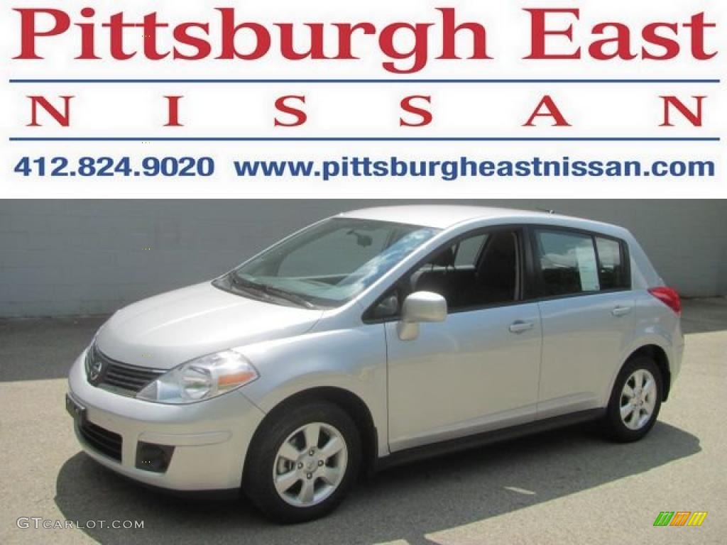 2009 Versa 1.8 SL Hatchback - Brillant Silver / Charcoal photo #1