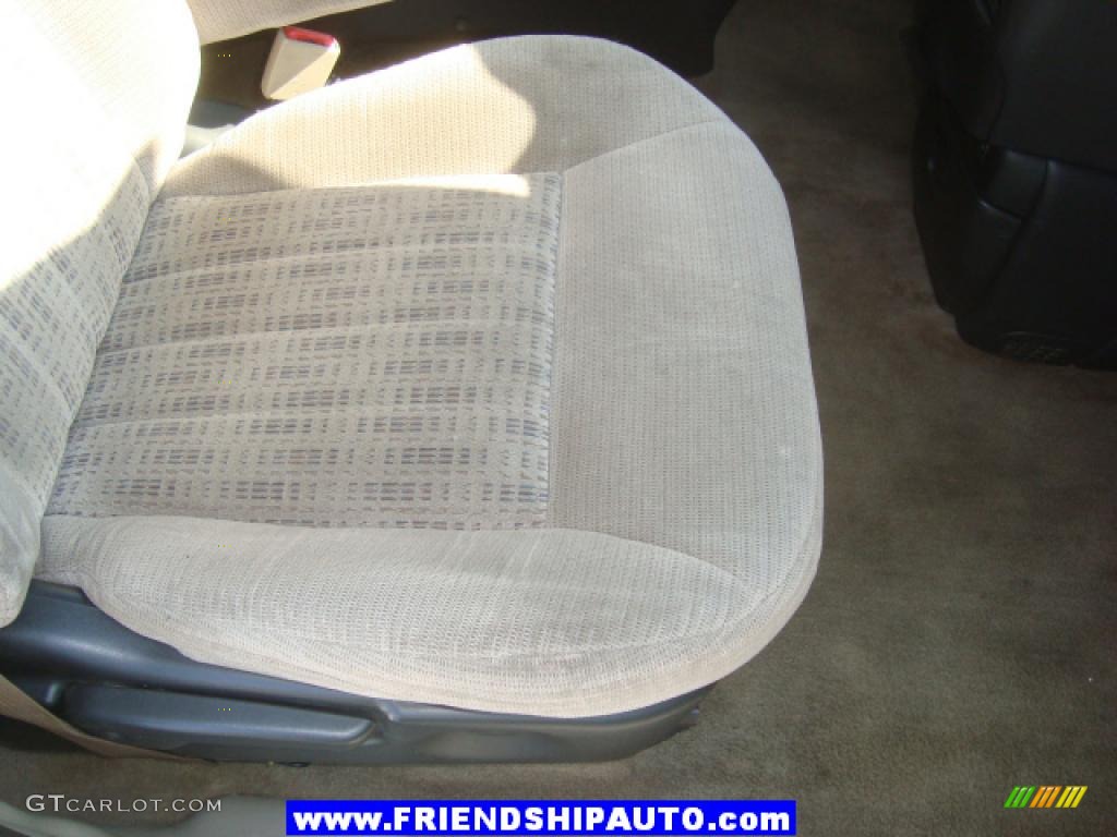 2001 Venture LS - Bright White / Neutral photo #18