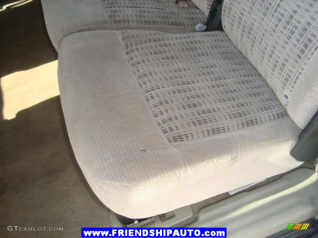 2001 Venture LS - Bright White / Neutral photo #20