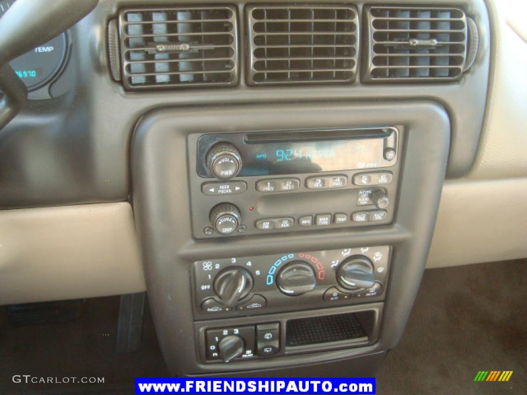 2001 Venture LS - Bright White / Neutral photo #23