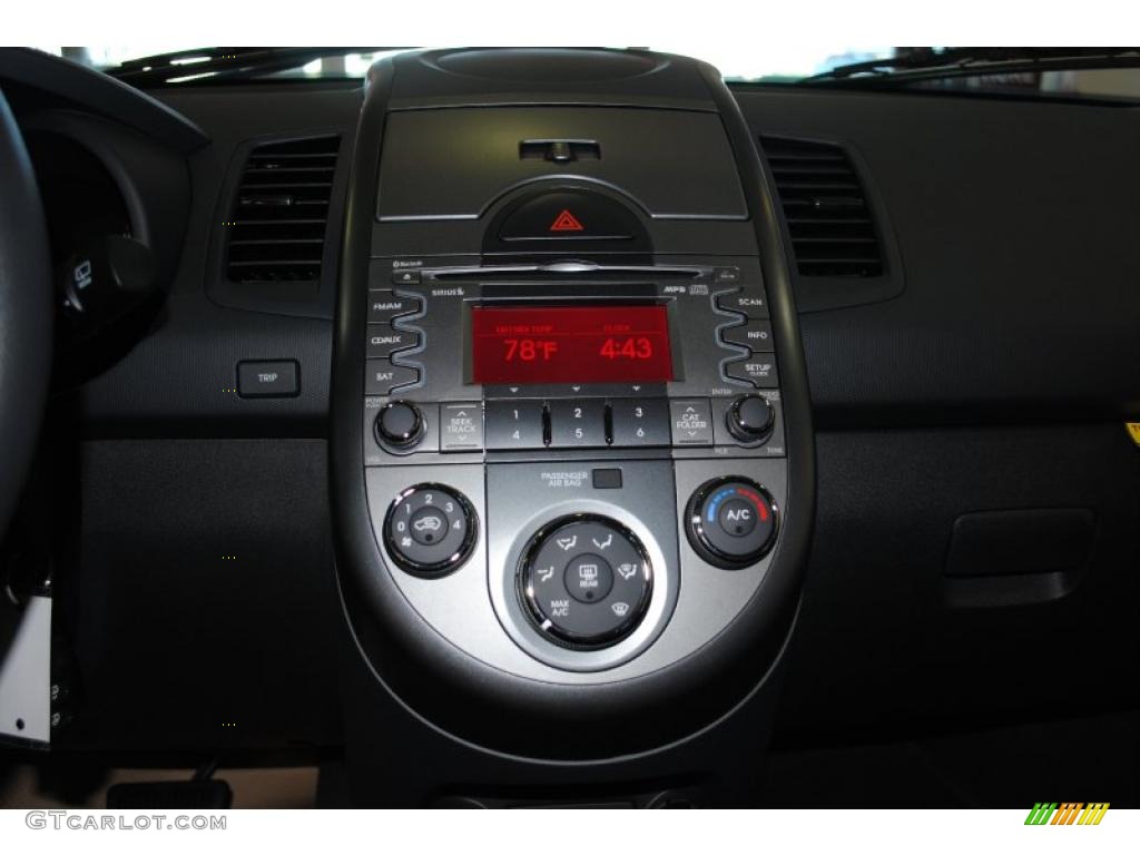 2010 Soul + - Bright Silver / Black Soul Logo Cloth photo #32