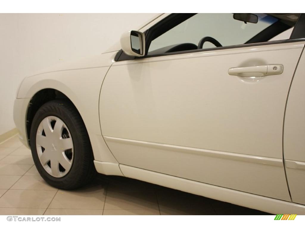 2005 Galant ES - Dover White Pearl / Beige photo #22