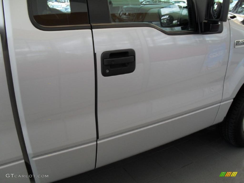 2006 F150 STX Regular Cab - Silver Metallic / Medium/Dark Flint photo #9