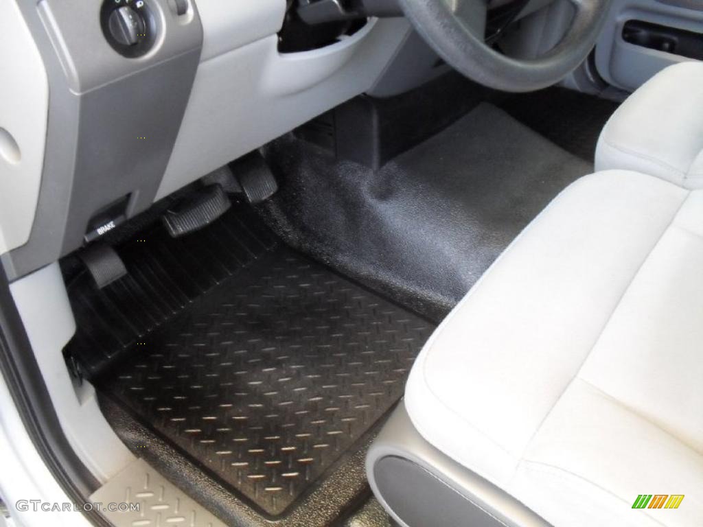 2006 F150 STX Regular Cab - Silver Metallic / Medium/Dark Flint photo #13