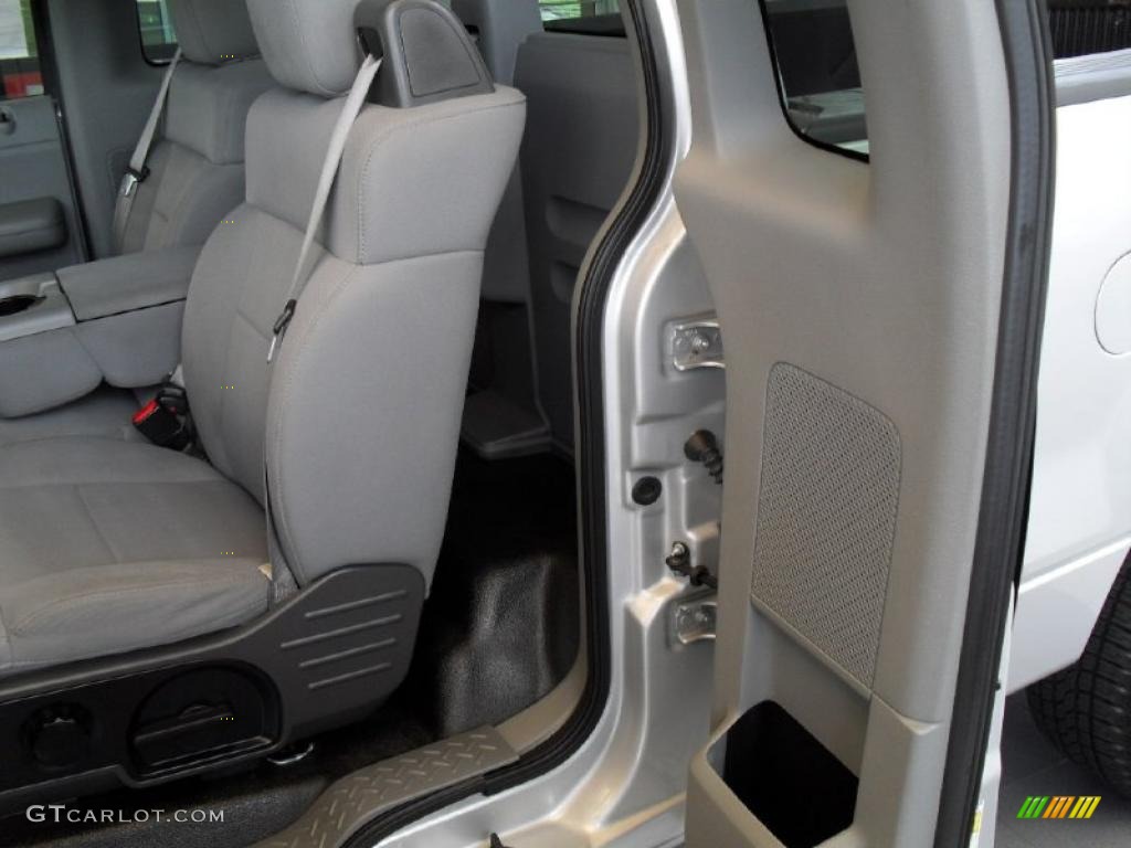 2006 F150 STX Regular Cab - Silver Metallic / Medium/Dark Flint photo #15