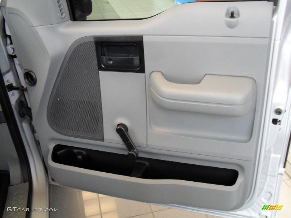 2006 F150 STX Regular Cab - Silver Metallic / Medium/Dark Flint photo #17