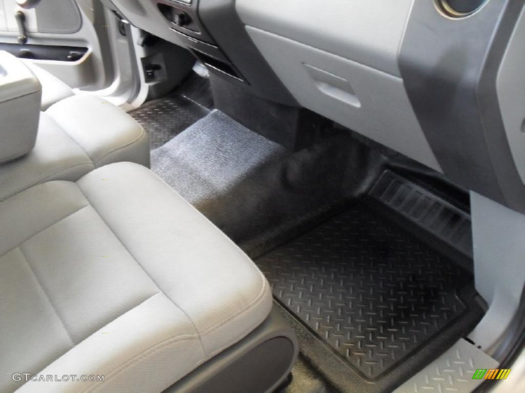 2006 F150 STX Regular Cab - Silver Metallic / Medium/Dark Flint photo #18